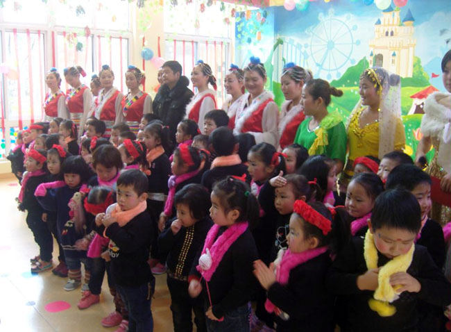 表演結束南陵實業發展有限公司總經理與小演員大演員合影