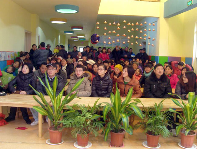 家長們認真的觀看著表演