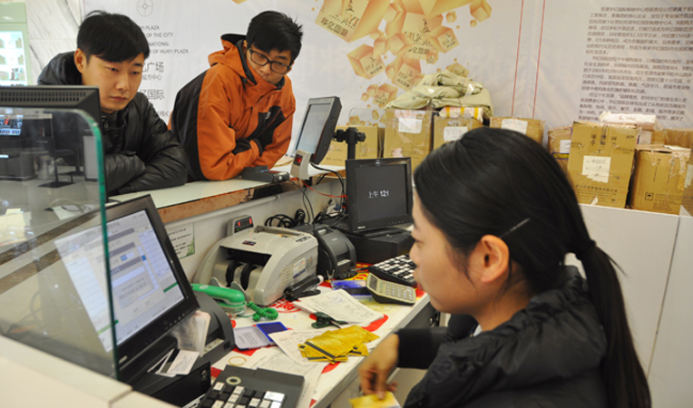 收銀員緊張的工作中