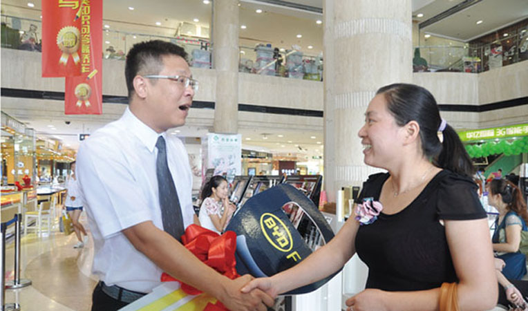 華億國際領(lǐng)導(dǎo)給幸運“答”人頒獎