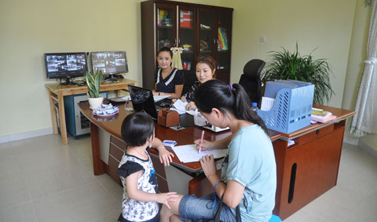 家長帶孩子前來報名入學