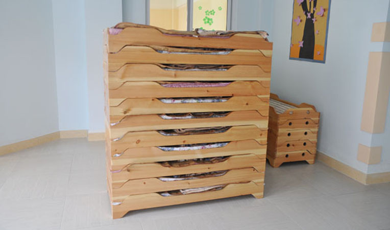 午休床整齊的堆放著