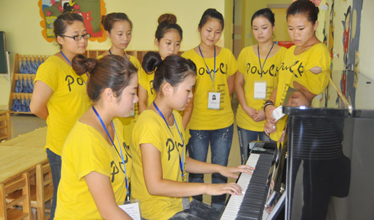 老師們正在彈奏鋼琴