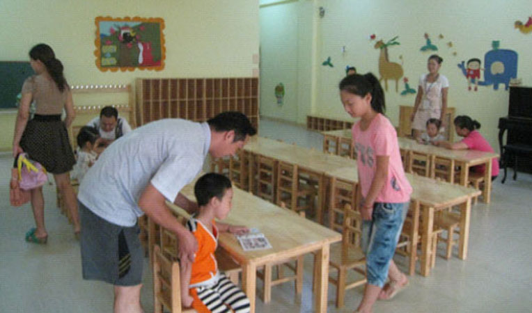 小朋友們在家長的陪同下參觀、學習