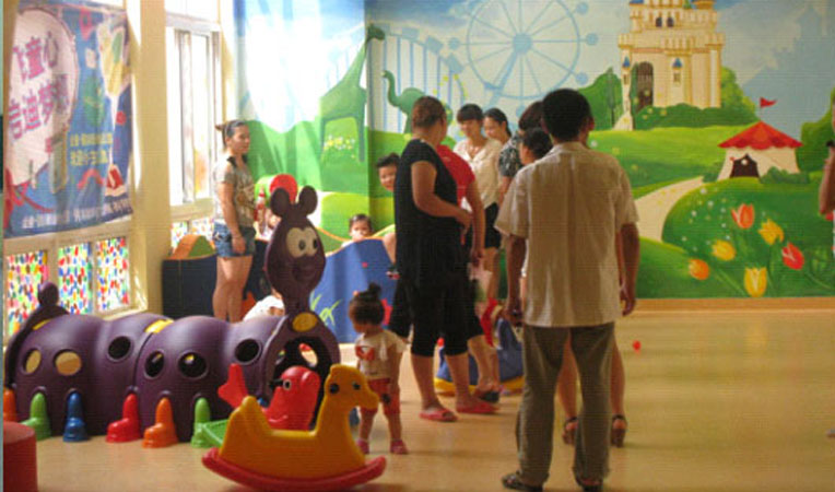 小朋友們正在嬉戲