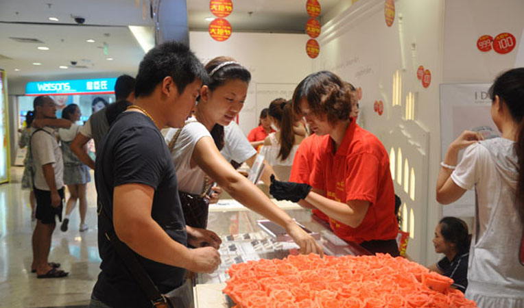 黃金珠寶吸引著情侶們駐足流連