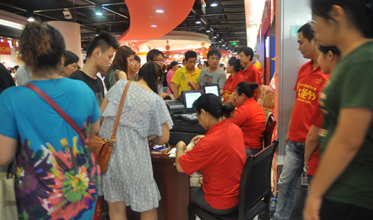 每個收銀臺前都是等待繳費的長龍