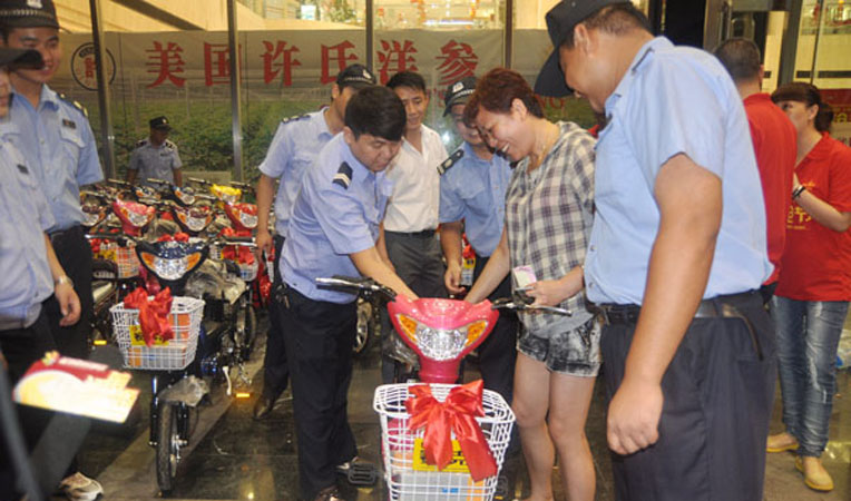 電動車得主開心領取貨品