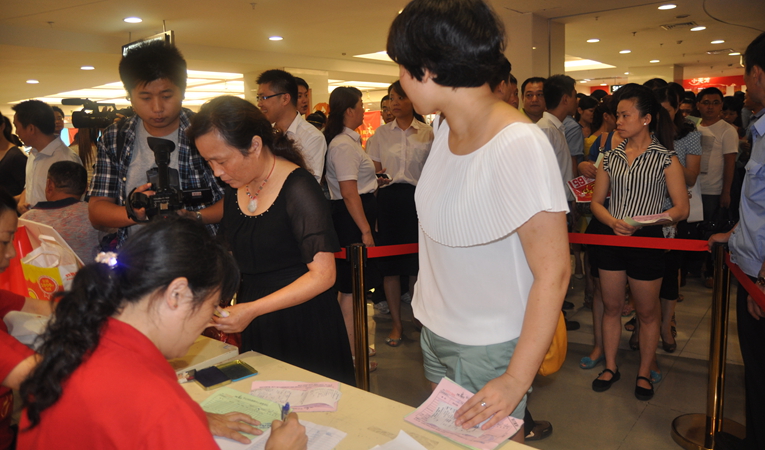 首屆華億國際“大搶節(jié)”火爆現(xiàn)場