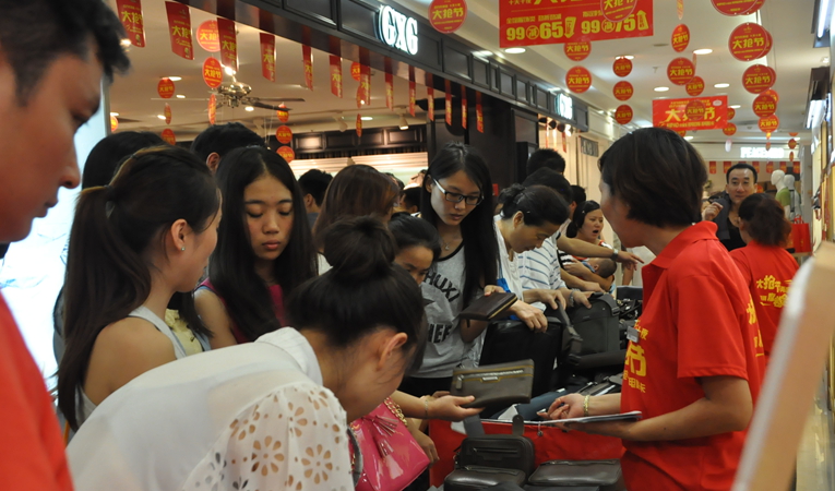 顧客紛紛出手選購性價比超高的貨品