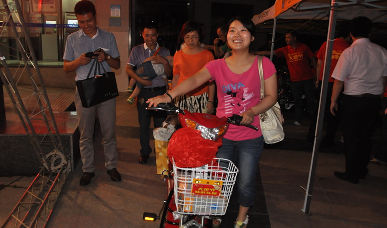 成功搶得電動車,顧客笑得很開心