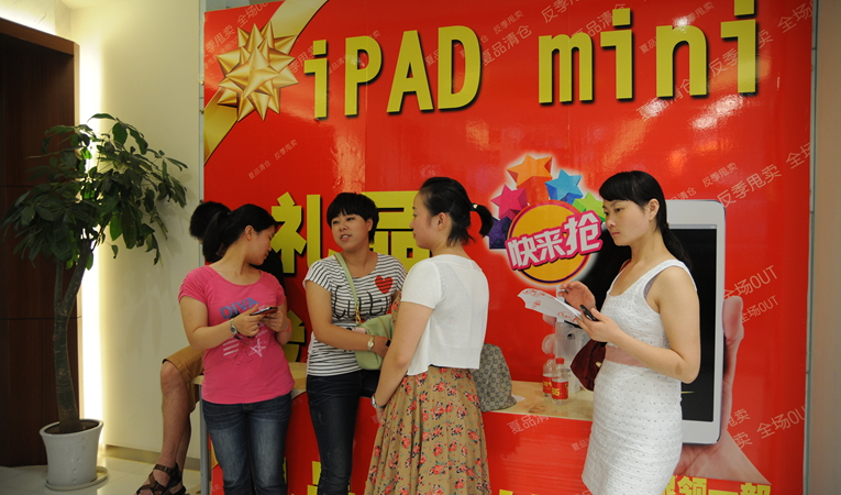 顧客提前在領(lǐng)獎臺排隊等候