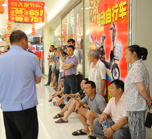 顧客排隊搶電動車