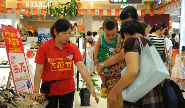 一線工作人員統(tǒng)一著大紅色的工作服 方便顧客者咨詢