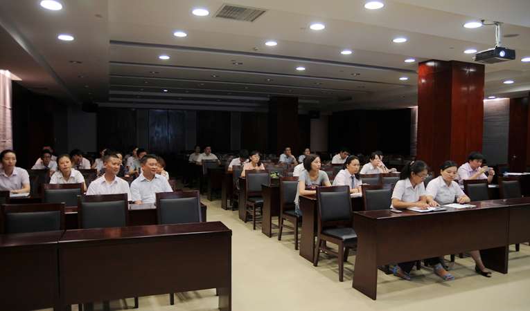 參與培訓(xùn)的工作人員認真聽講