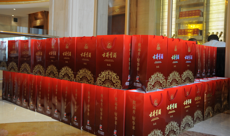 華億超市公司為參加品鑒會的嘉賓準備豐厚的禮品