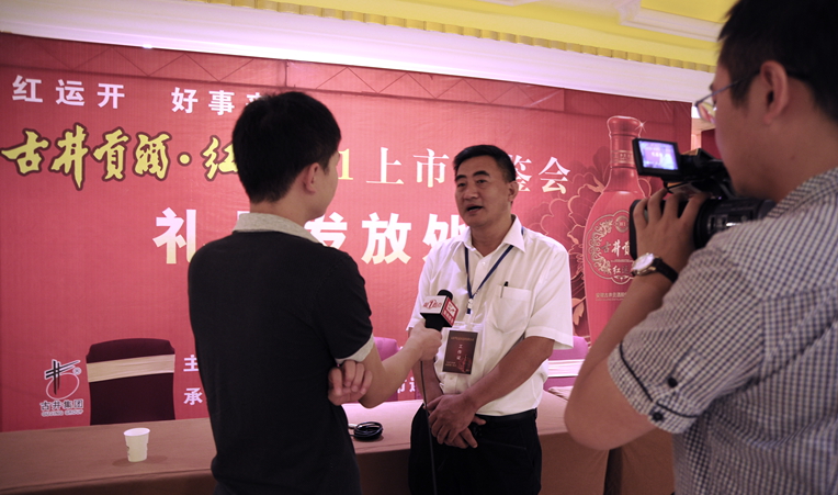 華億超市公司總經理助理童孝文接受媒體采訪