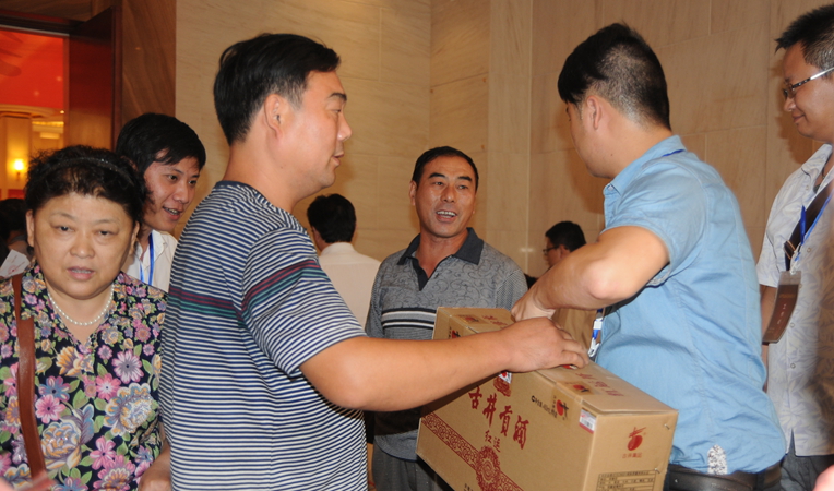 中獎嘉賓領取獎品