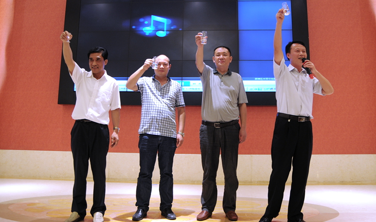 古井集團與華億集團領導共同上臺致祝酒辭