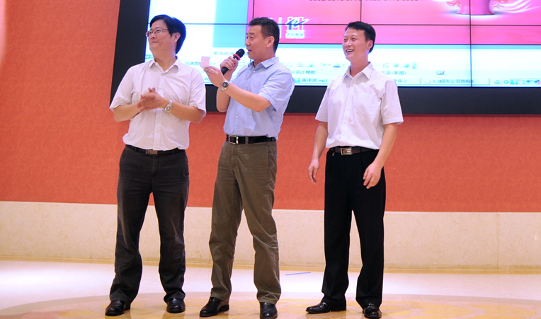 古井集團銷售公司總經理縱兆紀和華億集團黨委書記陳愛國共同抽取一等獎幸運嘉賓