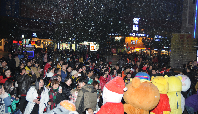 華億國際平安夜人工降雪,吸引了步行街來往消費者的腳步