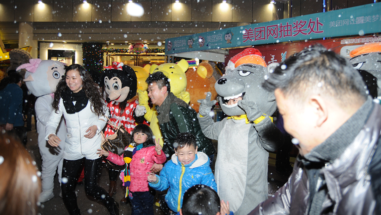 華億國際平安夜人工降雪,市民紛紛拍照留影