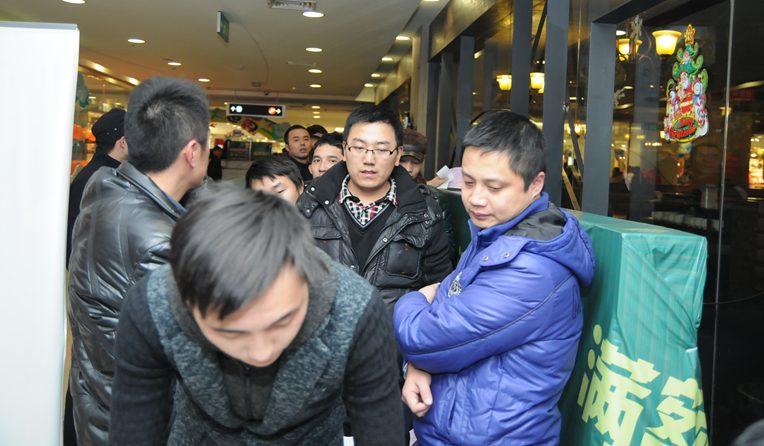 市民排隊領取蘋果5S“土豪金”