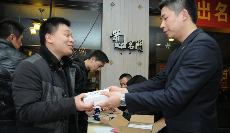 消費者成功搶得蘋果5S“土豪金”