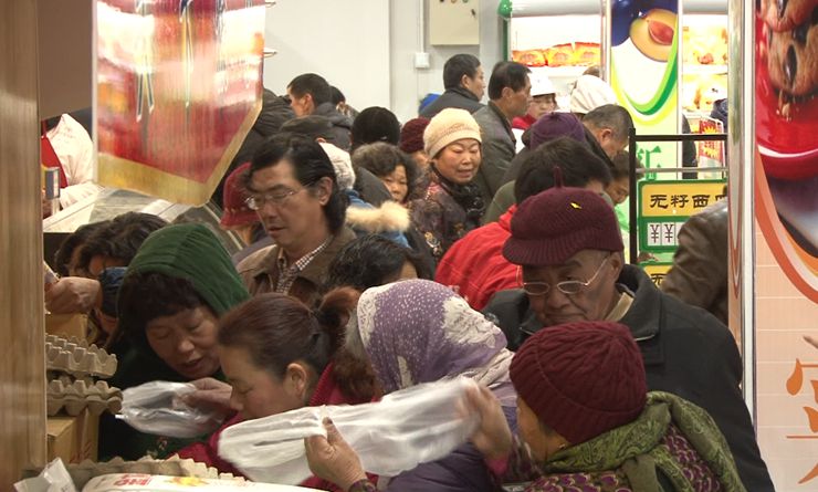 居民在華億生活超市排隊選購食品