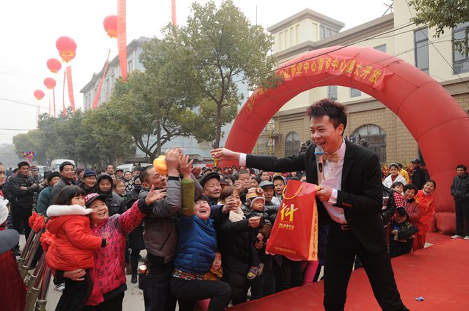 荻港華億商業(yè)中心營(yíng)銷中心開放儀式人氣旺