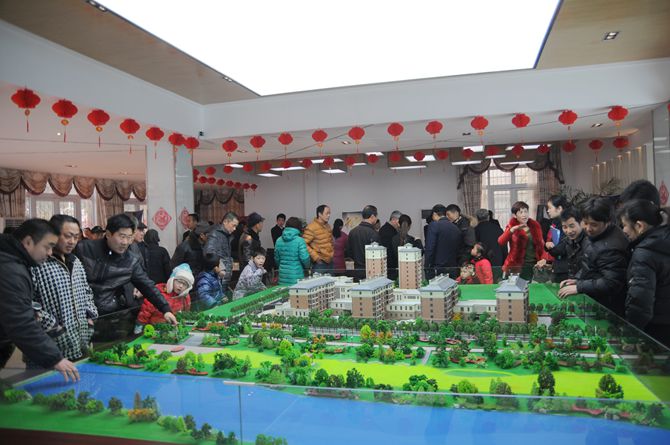 客戶觀看荻港·華億商業(yè)中心沙盤