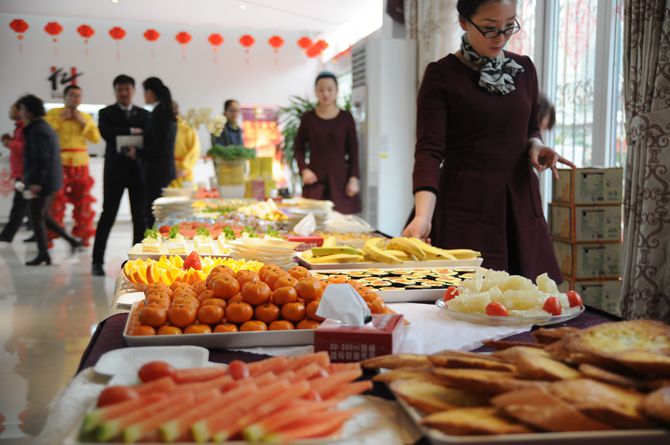 華億工作人員準(zhǔn)備大量糕點(diǎn)、果品、飲料