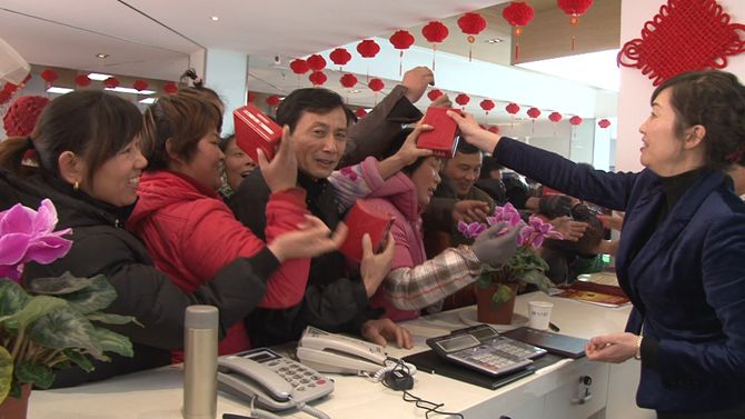 工作人員發(fā)放小禮品