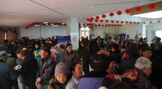 荻港華億商業(yè)中心營(yíng)銷中心內(nèi)人潮涌動(dòng)