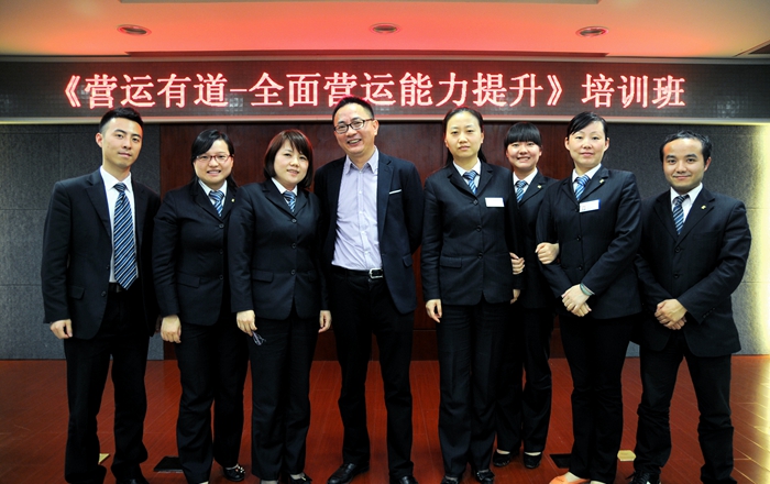 學員和謝君老師合影