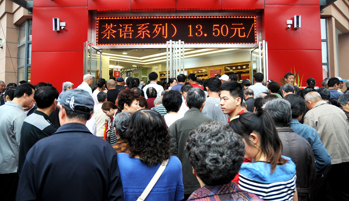 開業典禮后消費者涌進超市