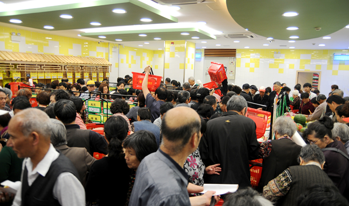 生鮮區消費者摩肩接踵