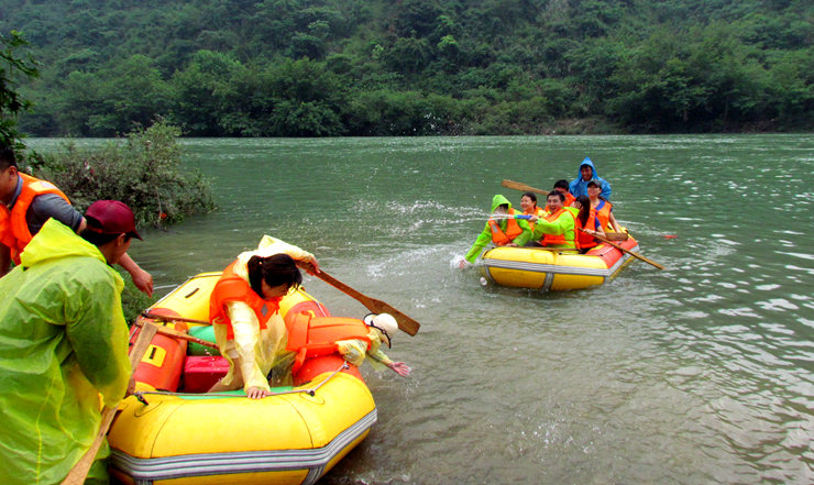 攻勢(shì)兇猛的皮筏水仗