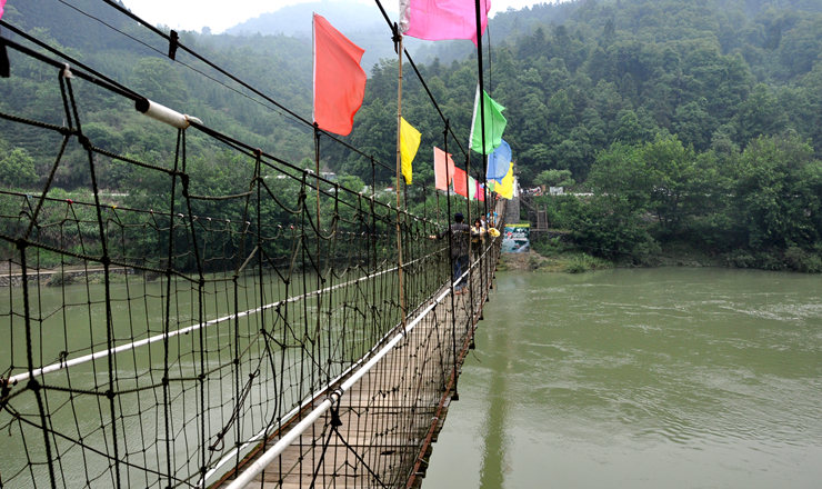 驚險(xiǎn)刺激的溜索橋項(xiàng)目