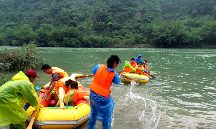 漂流中會(huì)員打起了水仗