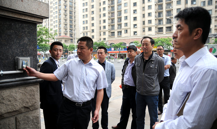 華億物業公司副總經理劉志宏展示社區門禁卡系統