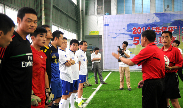 賽前教練給雙方隊(duì)員講解比賽規(guī)則