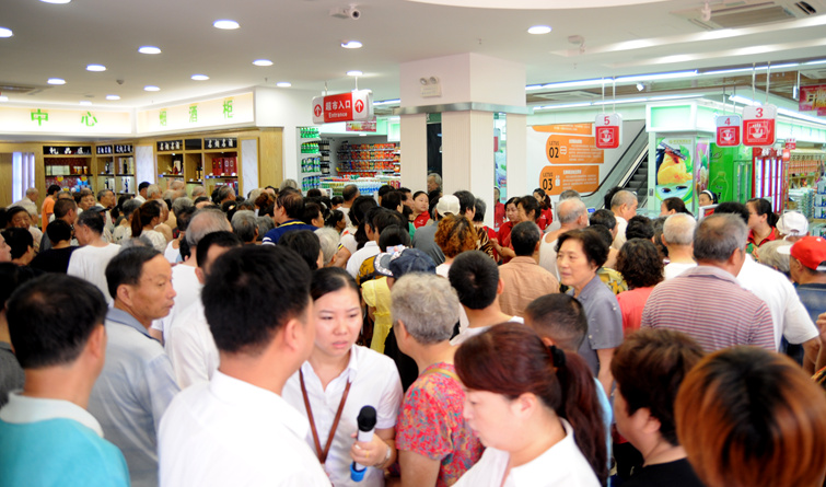 顧客涌進(jìn)超市等待搶購(gòu)特價(jià)商品