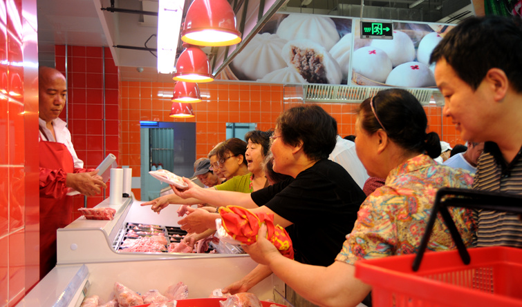 顧客搶購(gòu)新鮮肉品