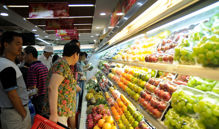 顧客選購(gòu)精品水果