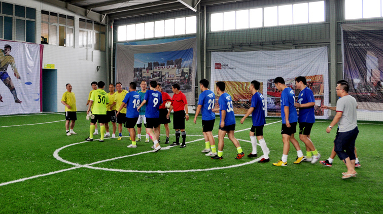 賽前雙方隊員相互握手以示友好