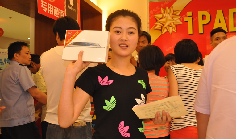 2013年華億國際大搶節消費者成功搶得iPad mimi