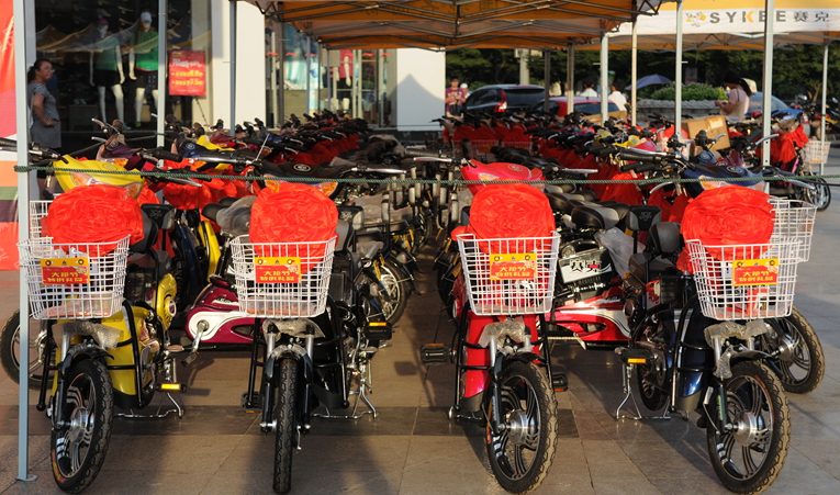 2013年華億國際“大搶節”電動車整齊擺放