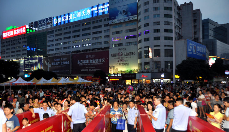 華億國際A座門前排隊盛況