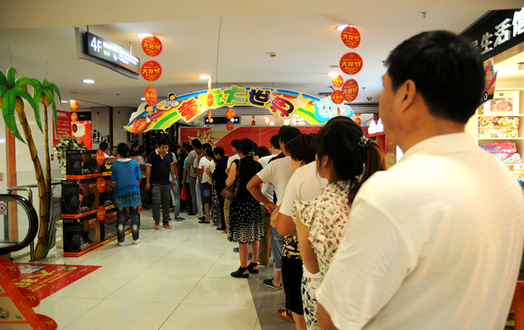 顧客排隊“搶”電動車